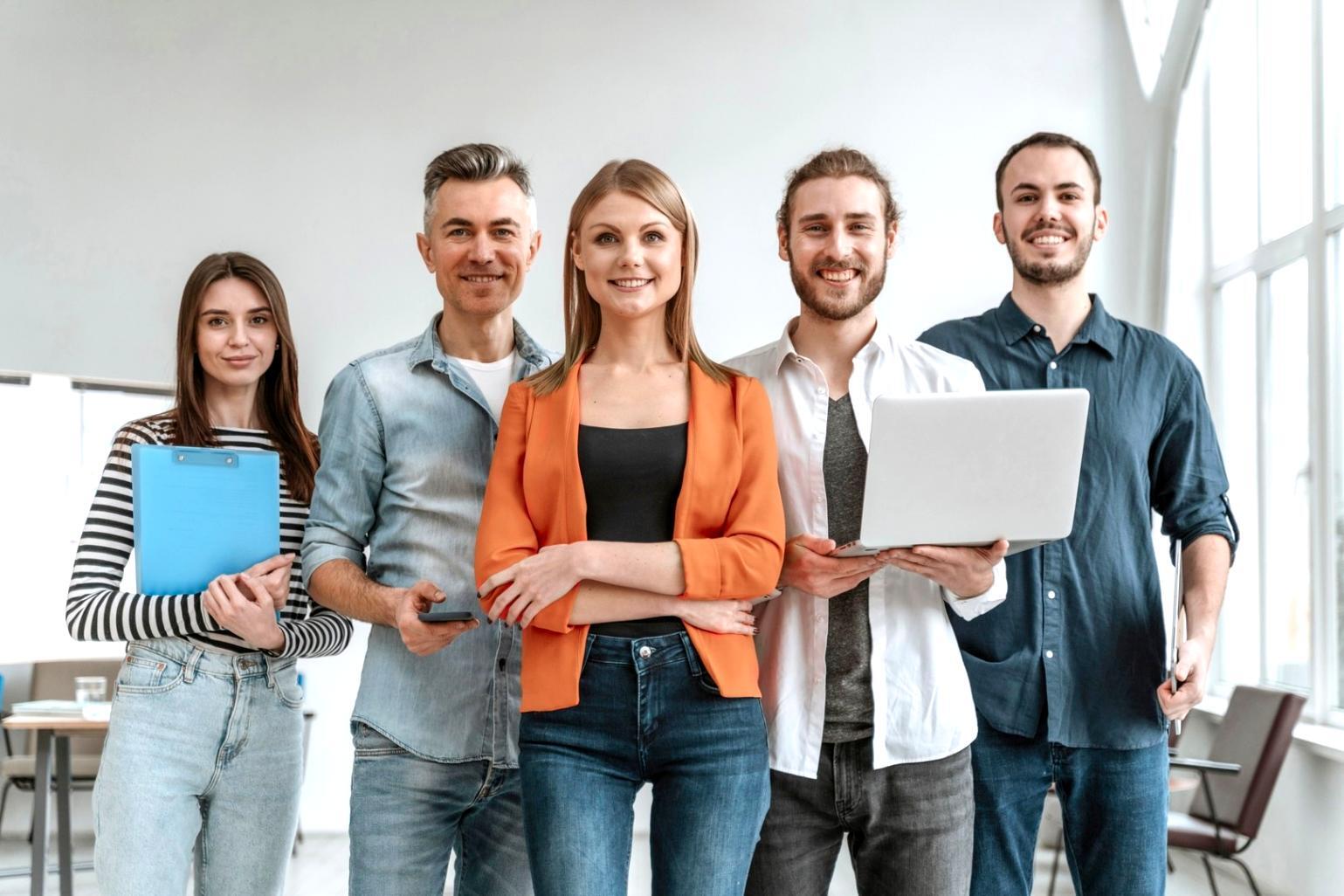 Persona organizando sus finanzas personales con herramientas digitales